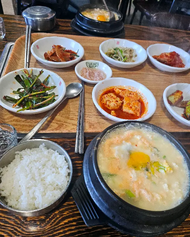 순두부찌개와 밑반찬