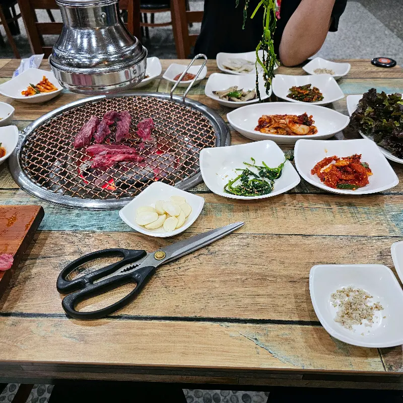 숯불 위에서 익어가는 소고기, 푸짐한 밑반찬