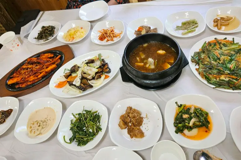 푸짐하게 차려진 한 상