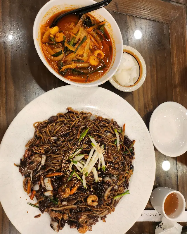 굴짬뽕과 짜장면