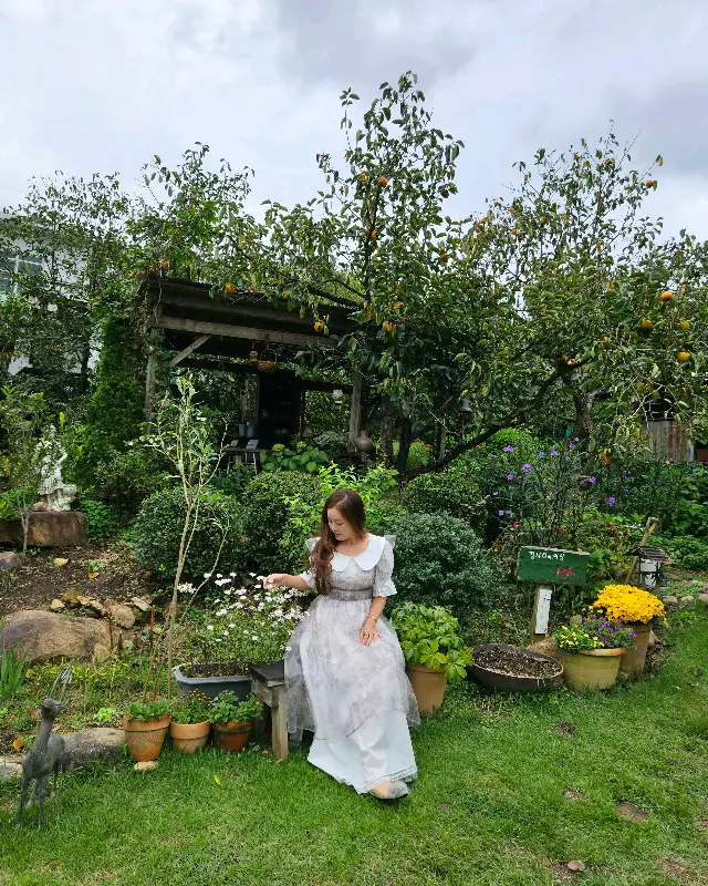 아름다운 정원에서 여유를 즐기는 방문객