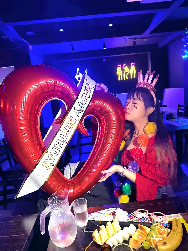 커피와 빵을 즐기는 모습