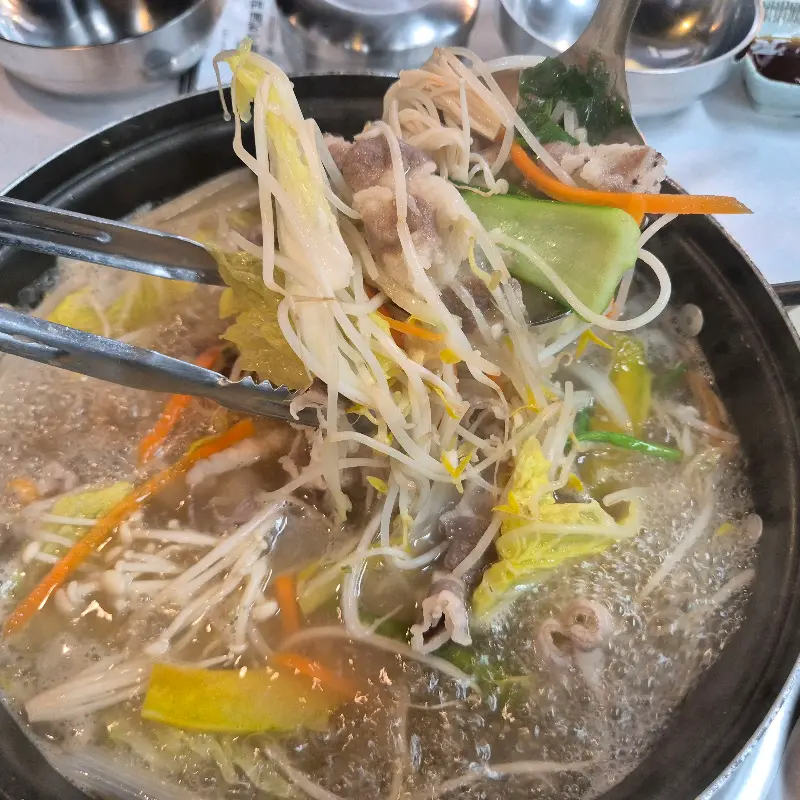 해물과 야채, 고기가 어우러진 샤브샤브 칼국수