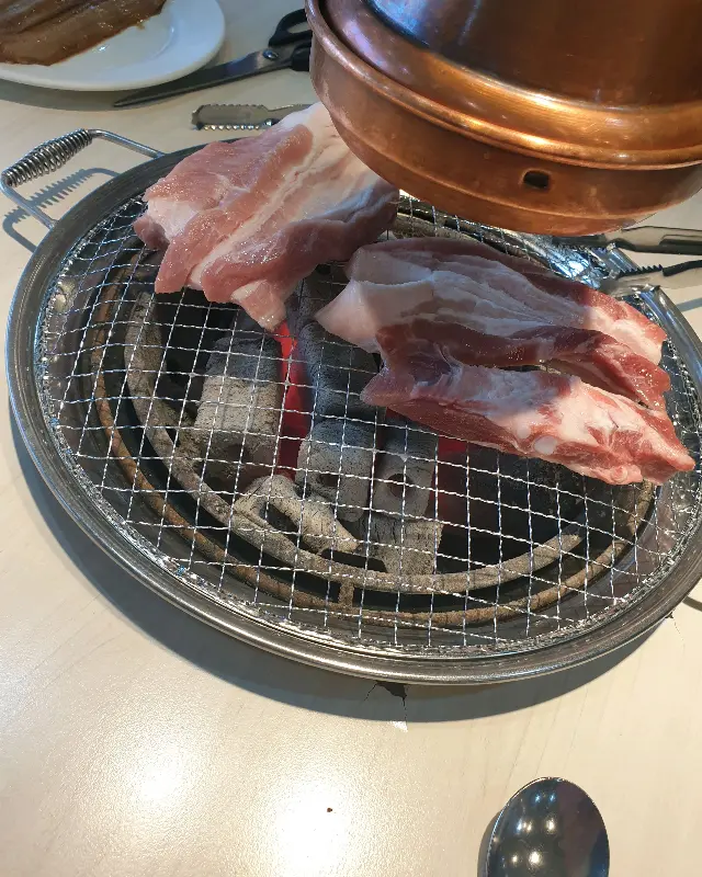 불판 위 삼겹살