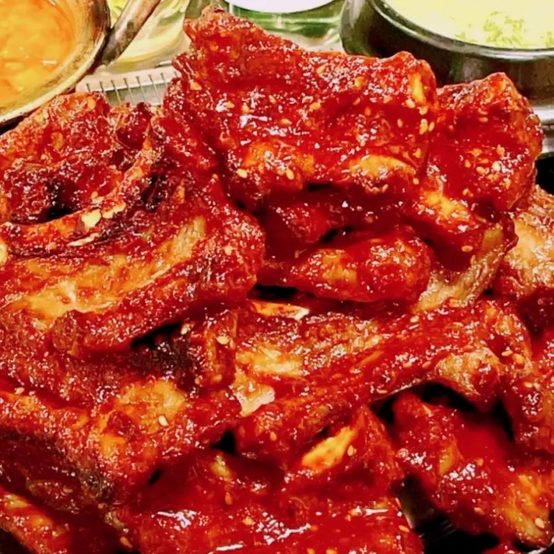 매콤달콤한 양념이 돋보이는 쪽쪽갈비