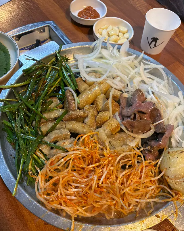 노릇노릇하게 구워진 곱창의 모습. 윤기가 좌르르 흐른다.