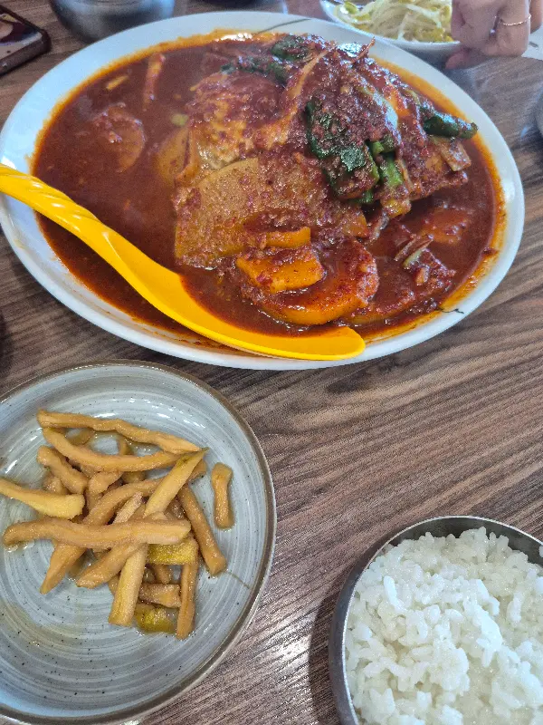 가오리찜 양념에 비벼 먹는 감자사리