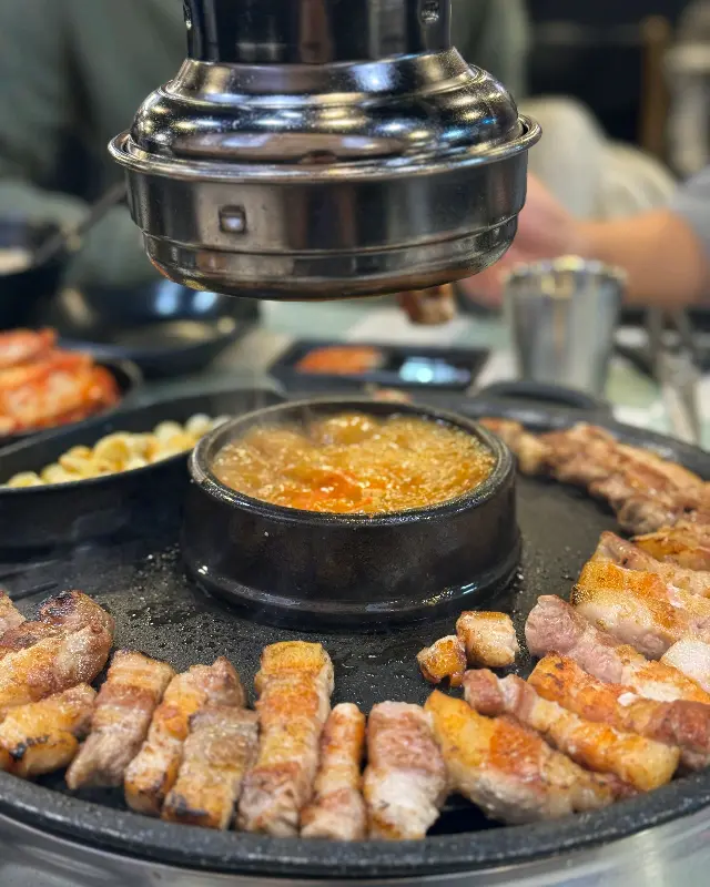 불판 위의 삼겹살과 된장찌개, 김치