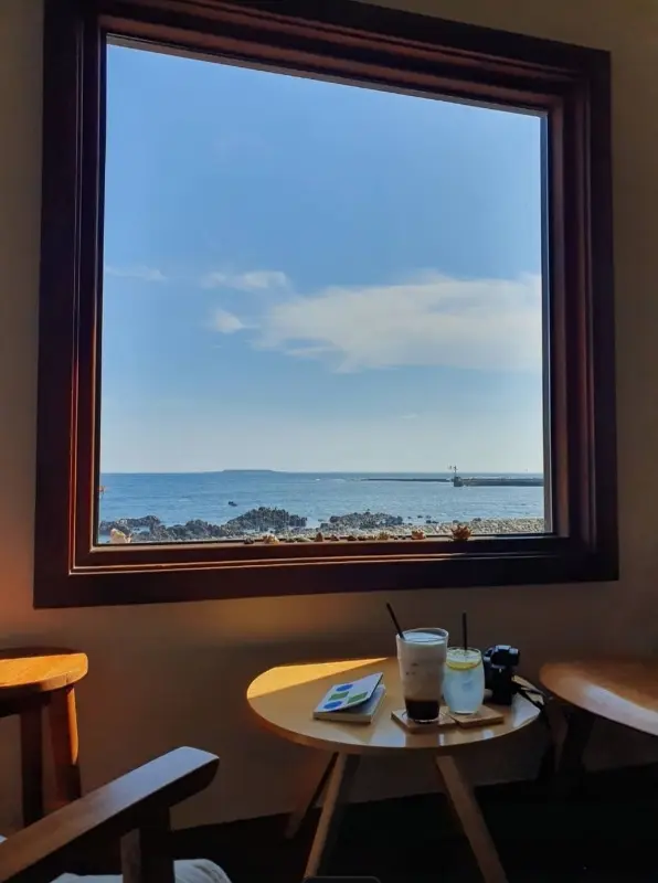 창가 좌석에서 바라본 바다