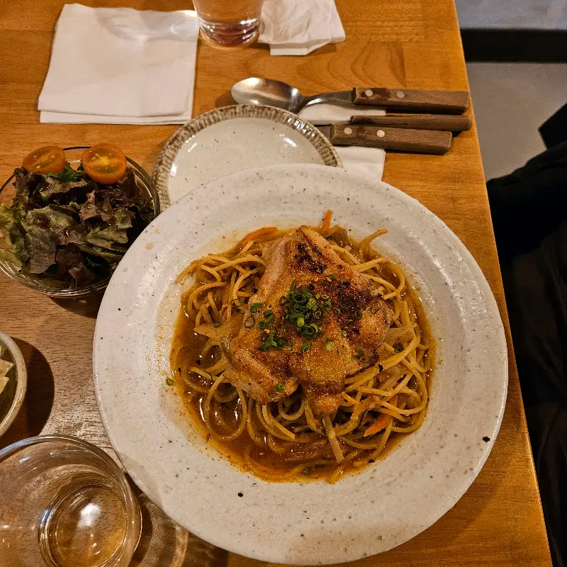 닭고기가 올라간 오일 파스타