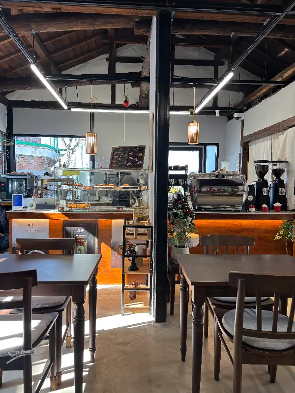 카페 내부 전경