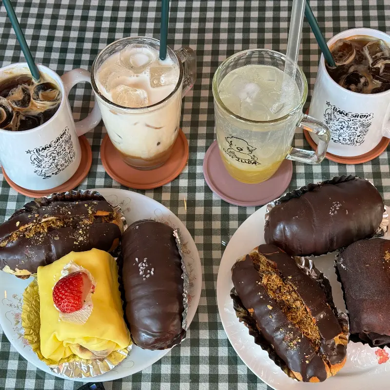 테이블 위에 놓인 다양한 디저트와 음료