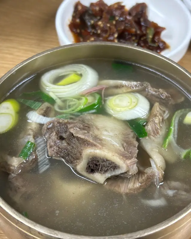 뽀얀 국물의 갈비탕