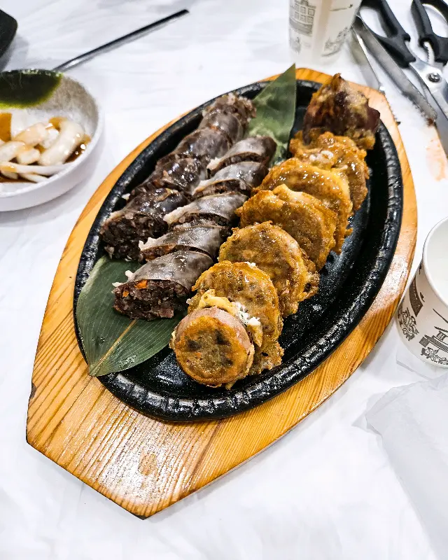 테이블 위에 놓인 아바이 순대