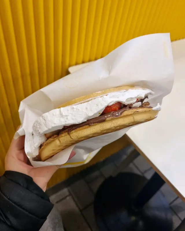딸기 와플 단면