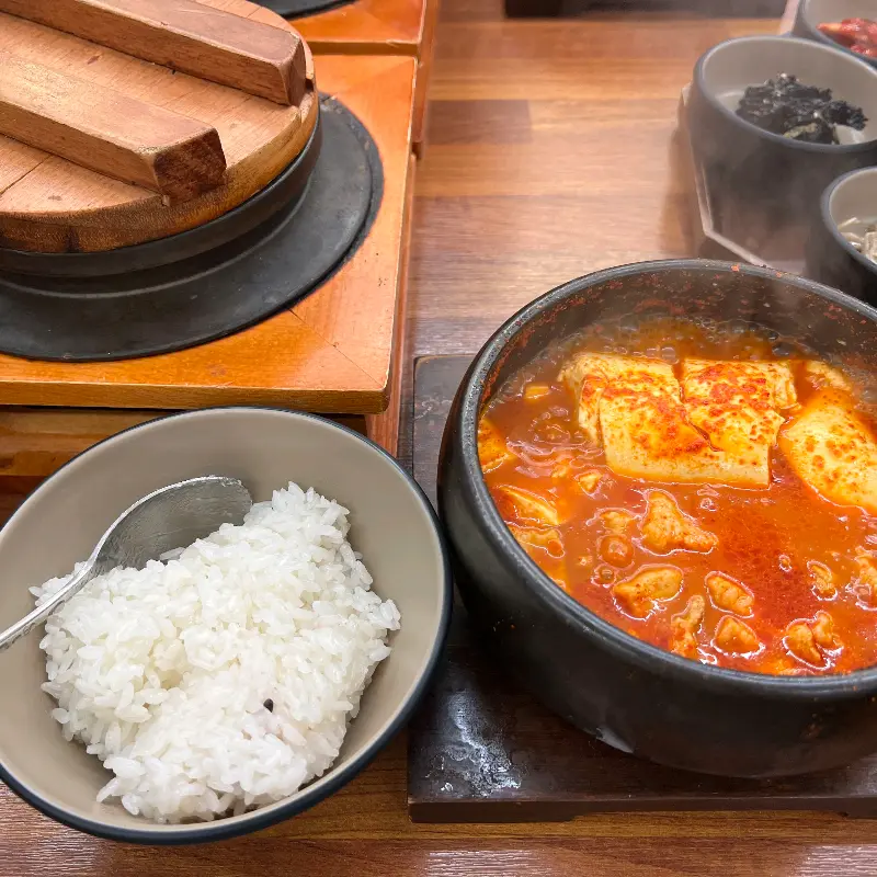 돌솥밥과 순두부찌개의 조화