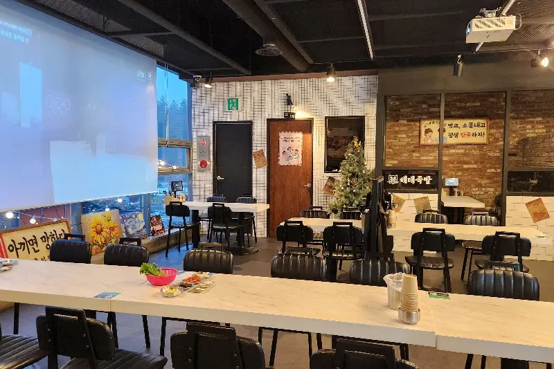 해태족발 넓은 홀과 대형 스크린