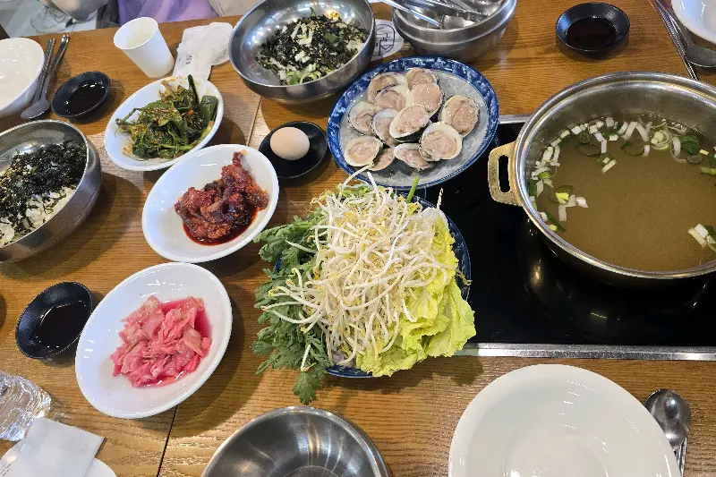 푸짐한 백합 한상차림 전체 샷