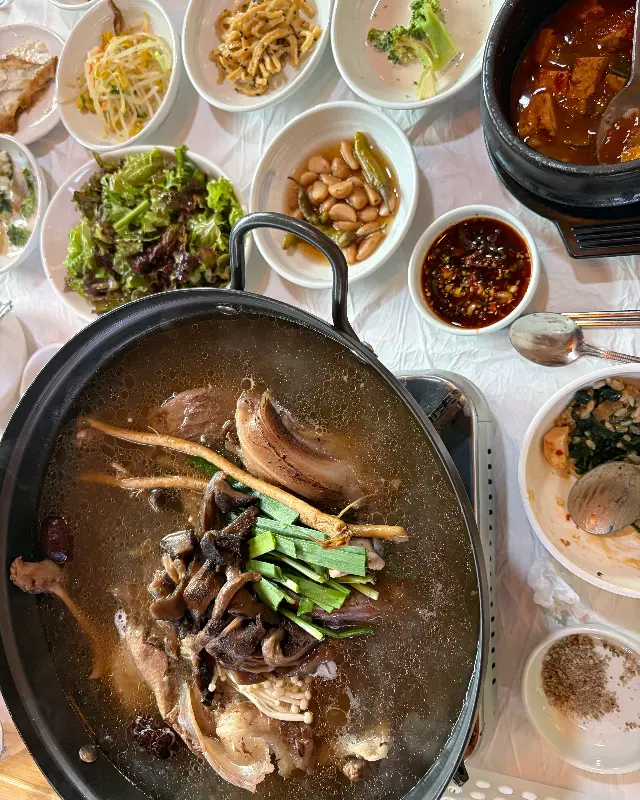 한 상 가득 차려진 모습