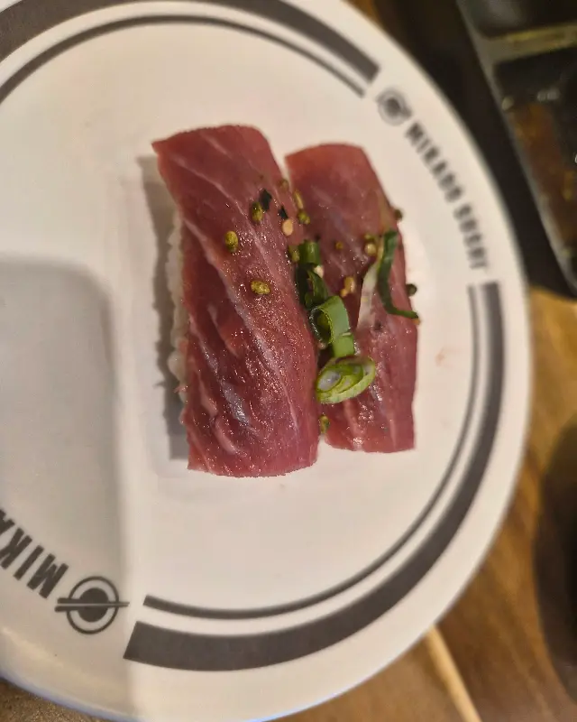 싱싱한 붉은살 생선 초밥