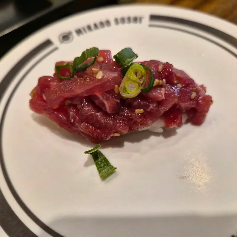 윤기가 좔좔 흐르는 참치 초밥