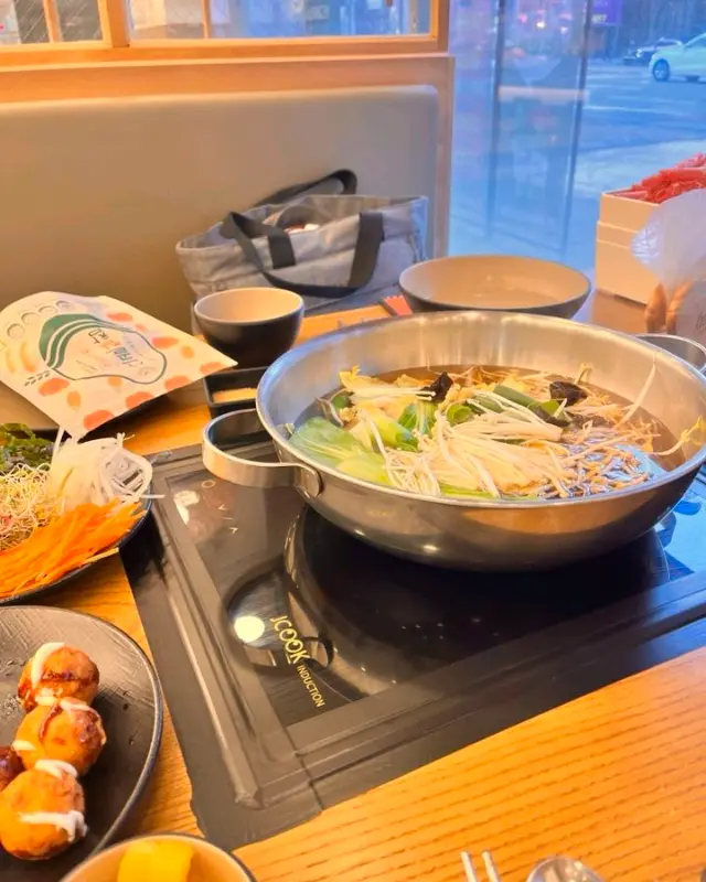 인덕션 위에 올려진 샤브샤브 냄비