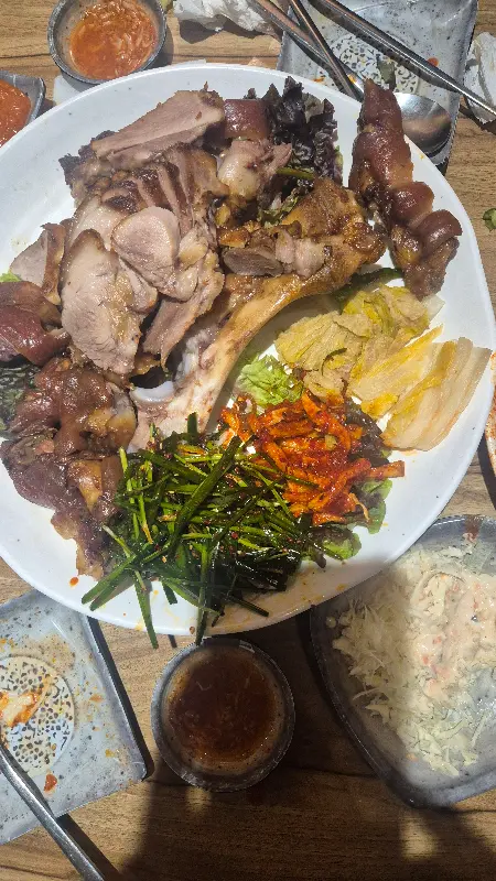 윤기가 흐르는 족발의 모습