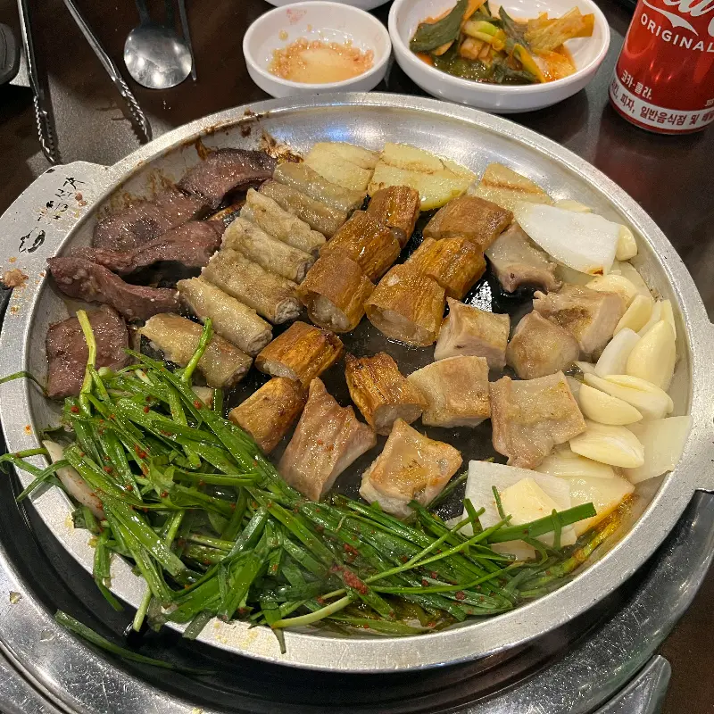 곱창, 대창, 염통, 감자, 양파, 마늘 등이 담겨 있는 모듬 한판의 모습