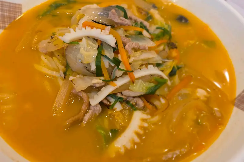 미성반점의 짬뽕, 다양한 해산물과 야채가 어우러져 시원하고 깊은 맛을 낸다.