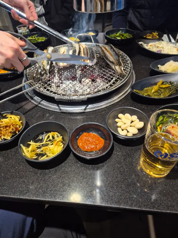 숯불 위에서 익어가는 장어와 꼼장어