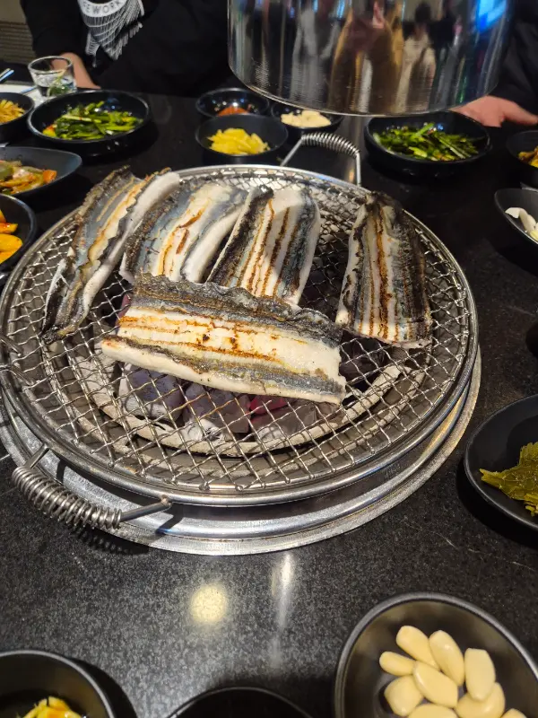 노릇하게 구워진 장어의 모습