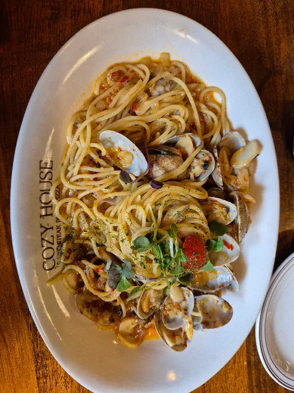 마늘과 올리브오일 향이 풍부한 새우 오이스터 파스타