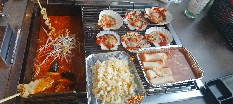 다채로운 곁들임 메뉴와 신선한 해산물이 조화롭게 어우러진 한 상 차림