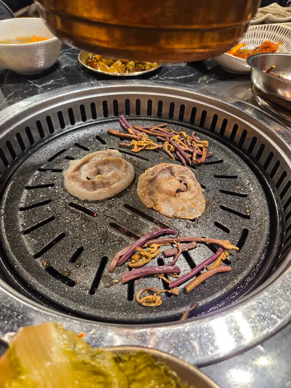 불판 위에서 익어가는 꼬들살과 고사리