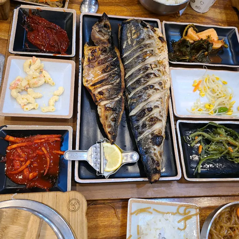 푸짐하게 차려진 한상차림