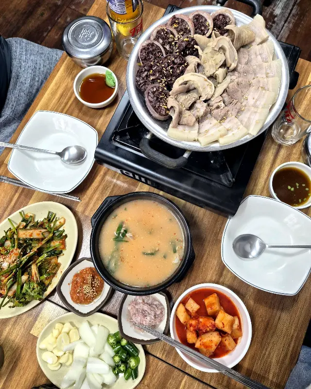 피순대와 수육, 국밥이 차려진 한 상