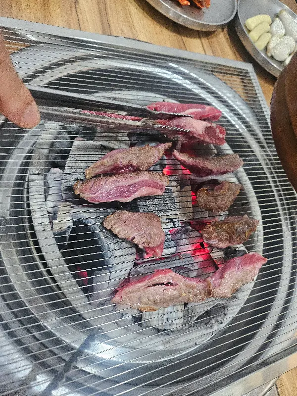 숯불 위에서 노릇노릇 익어가는 소갈비살