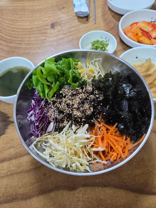 신선한 채소가 듬뿍 들어간 비빔밥