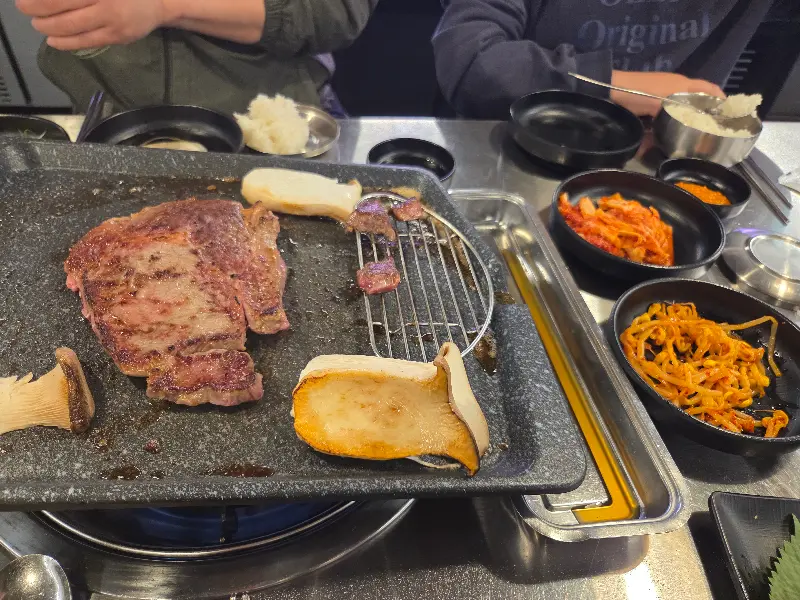 불판 위에서 익어가는 푸줏간 정육식당의 고기