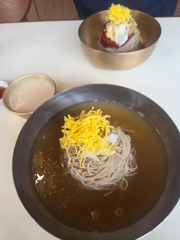 깔끔한 분위기의 잘빠진메밀 내부