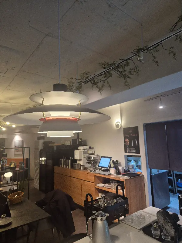 천장에 달린 독특한 조명과 아늑한 분위기가 인상적인 가게 내부