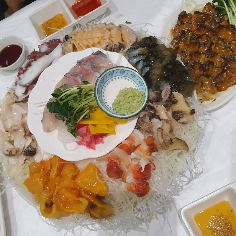 한 상 가득 차려진 신선한 해산물 모듬