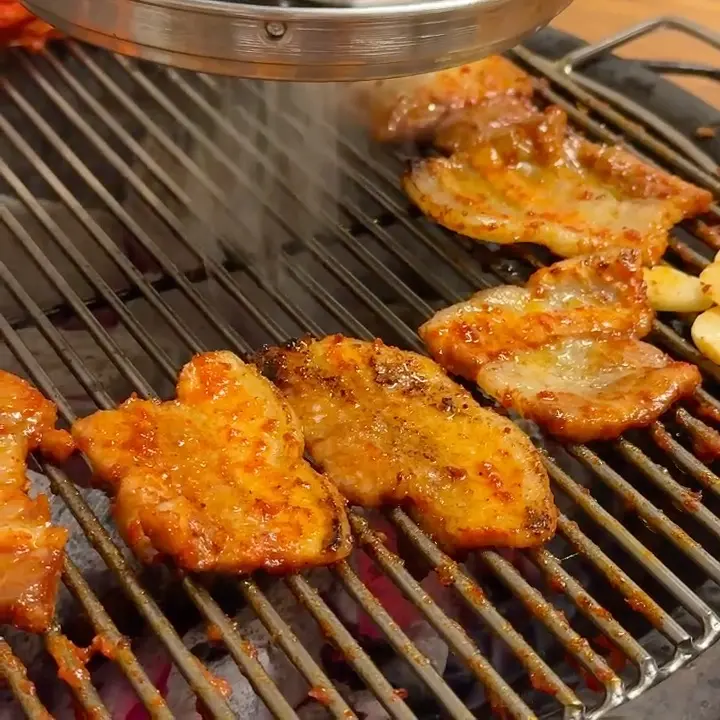 숯불 위에서 맛있게 익어가는 고추장 삼겹살