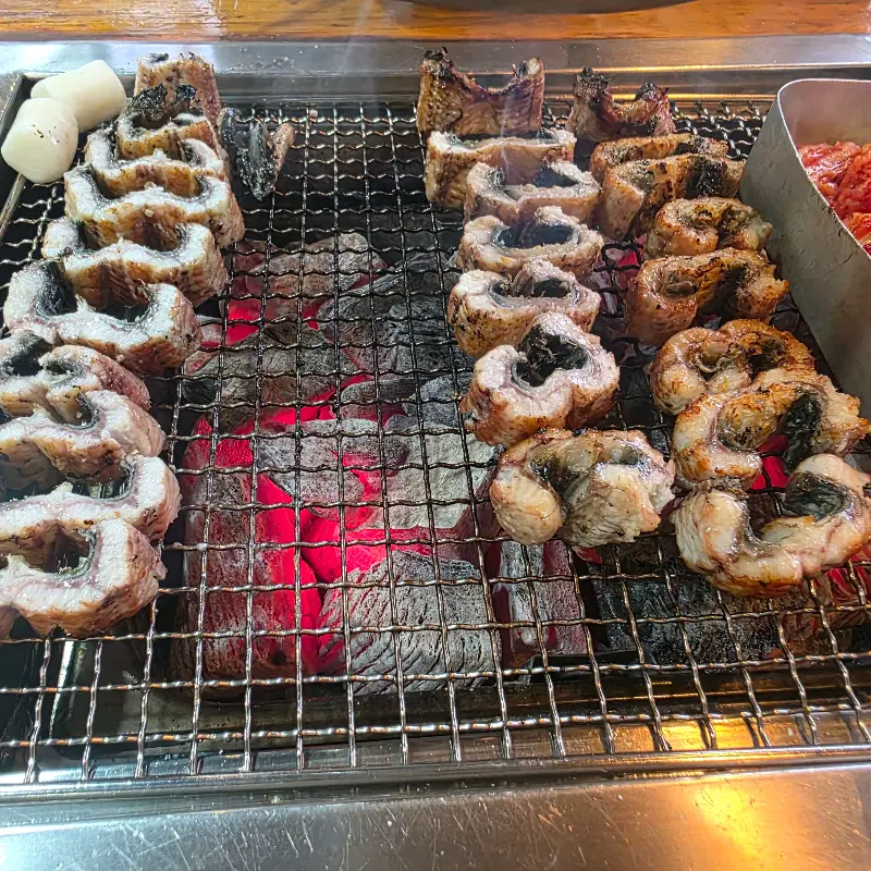 숯불 위에서 익어가는 장어, 떡, 김치