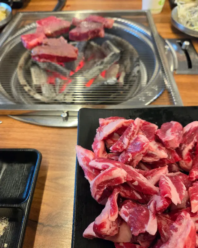 숯불에 구워 먹는 소갈비살은 정말 꿀맛!