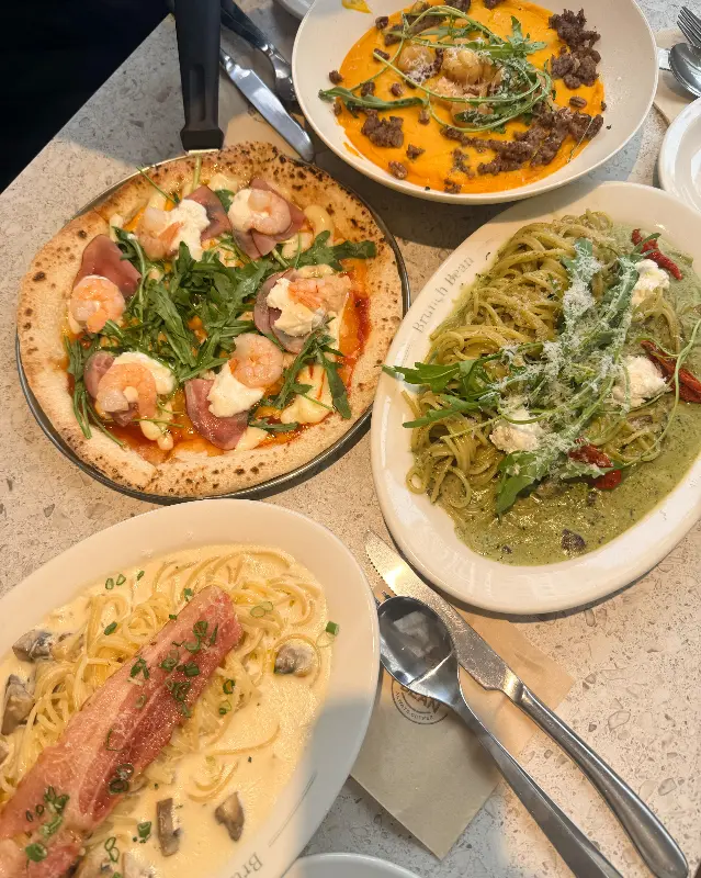 다양한 메뉴가 놓인 테이블