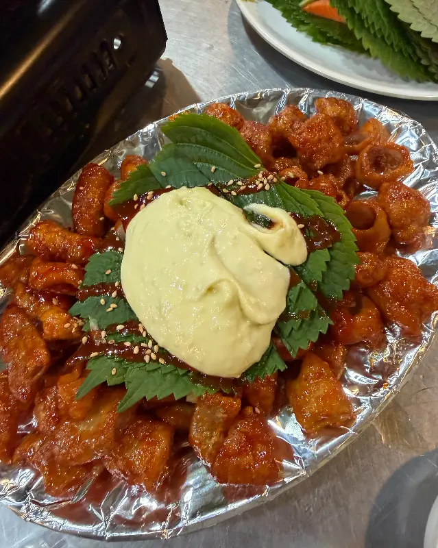 양념 막창 위에 소스가 듬뿍 올려진 모습