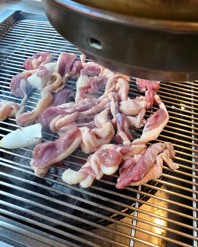 참숯 위에서 구워지는 오리고기