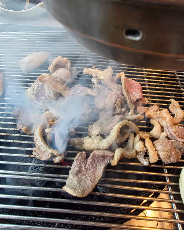 참숯 위에서 구워지는 오리고기