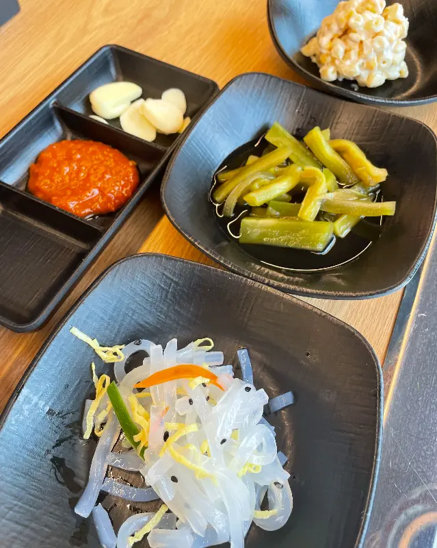 정갈하게 담겨 나온 동동갈비의 밑반찬